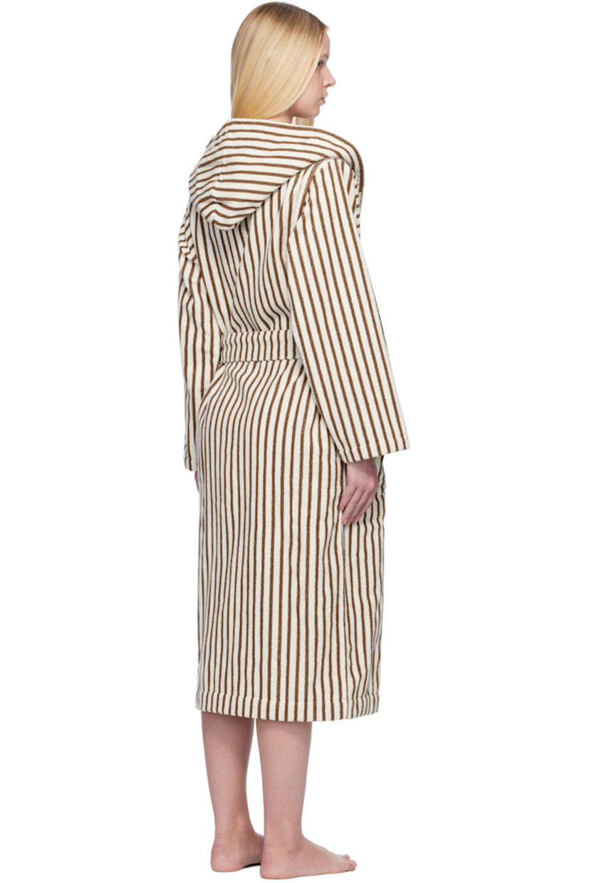 Heavyweight 385 gsm organic cotton terrycloth bathrobe. Stripes throughout.

· Certified GOTS and OEKO-TEX® Standard 100
· Hood at shawl lapel
· Open front
· Belt loops and detachable self-tie belt
· Patch pockets
· Logo flag at side seam
· Locker loop at inner collar

Supplier color: Kodiak stripes