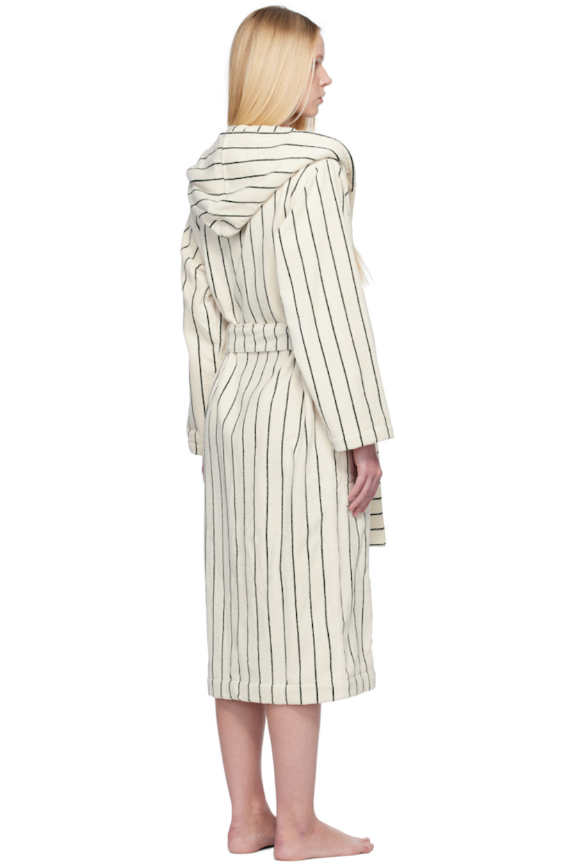 Heavyweight 385 gsm organic cotton terrycloth bathrobe. Stripes throughout.

· Certified GOTS and OEKO-TEX® Standard 100
· Hood at shawl lapel
· Open front
· Belt loops and detachable self-tie belt
· Patch pockets
· Logo flag at side seam
· Locker loop at inner collar

Supplier color: Racing green stripes