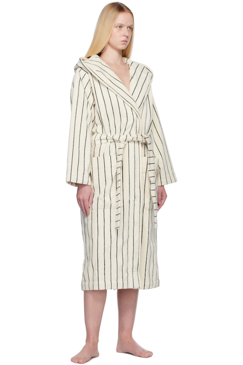 Heavyweight 385 gsm organic cotton terrycloth bathrobe. Stripes throughout.

· Certified GOTS and OEKO-TEX® Standard 100
· Hood at shawl lapel
· Open front
· Belt loops and detachable self-tie belt
· Patch pockets
· Logo flag at side seam
· Locker loop at inner collar

Supplier color: Racing green stripes