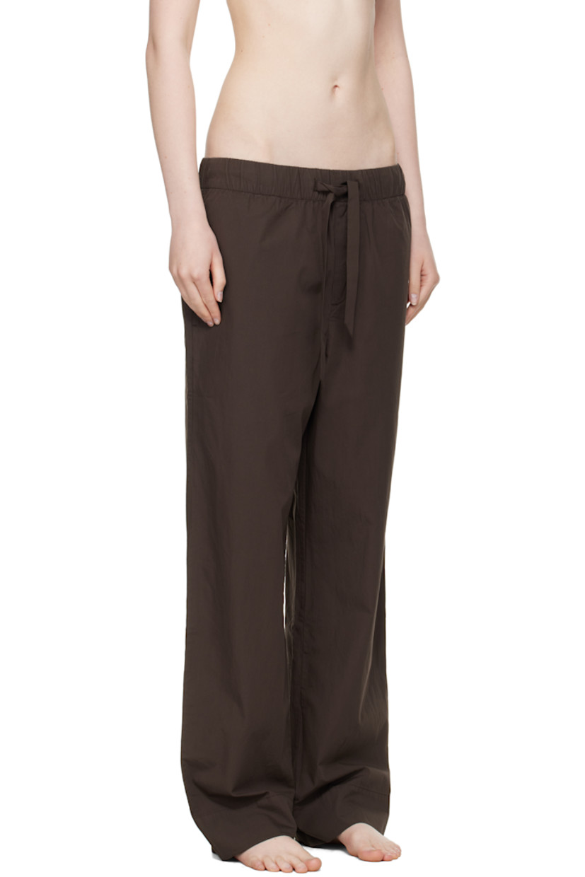 Lightweight organic cotton poplin pyjama pants. 

· Certified OEKO-TEX® Standard 100
· Straight-leg and loose-fit
· Stonewashed
· Drawstring at elasticized waistband
· Three-pocket styling
· Button fly
· Logo patch at back pocket
· French seams at interior
· Mother-of-pearl hardware

Supplier color: Coffee