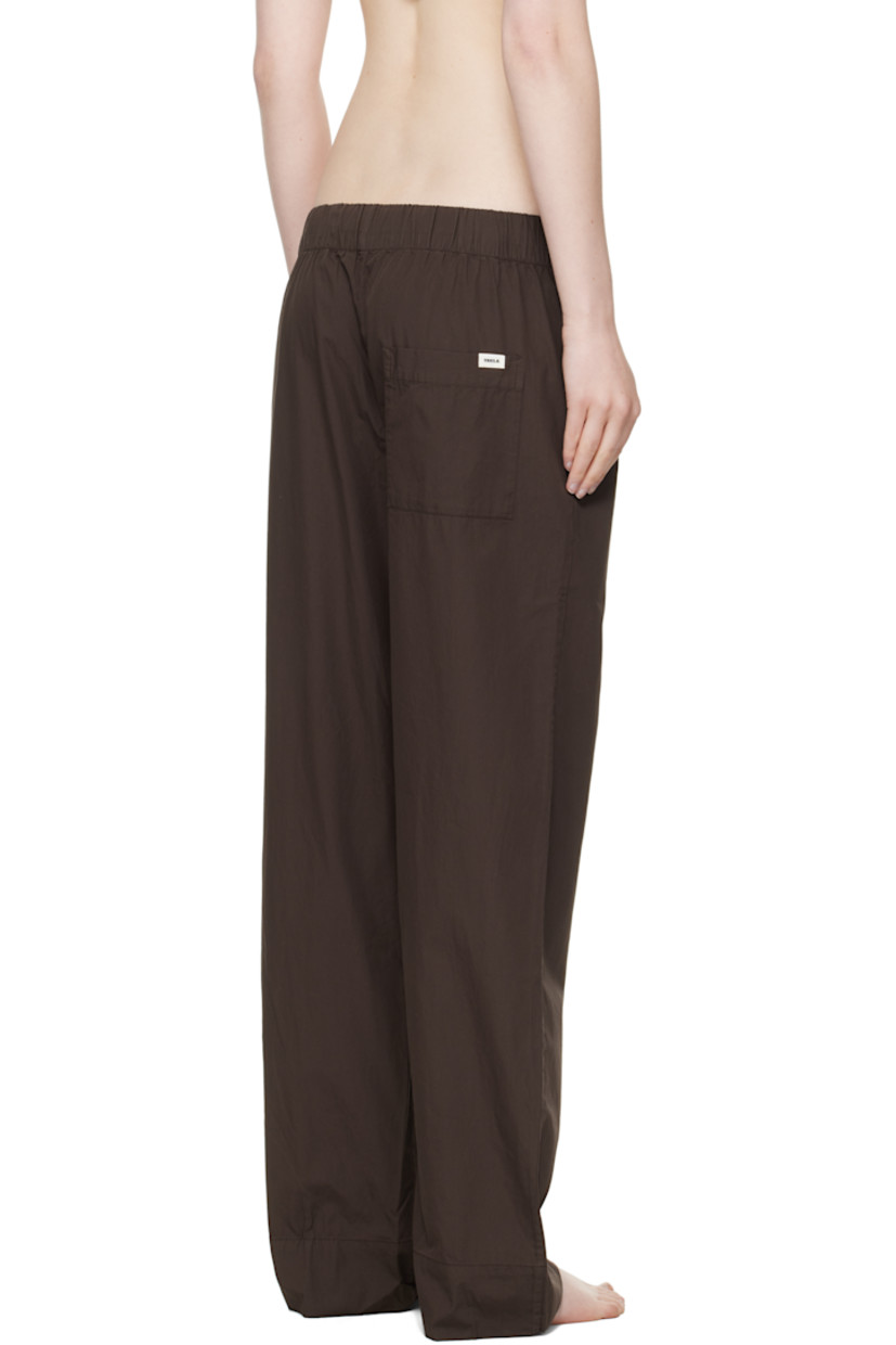 Lightweight organic cotton poplin pyjama pants. 

· Certified OEKO-TEX® Standard 100
· Straight-leg and loose-fit
· Stonewashed
· Drawstring at elasticized waistband
· Three-pocket styling
· Button fly
· Logo patch at back pocket
· French seams at interior
· Mother-of-pearl hardware

Supplier color: Coffee