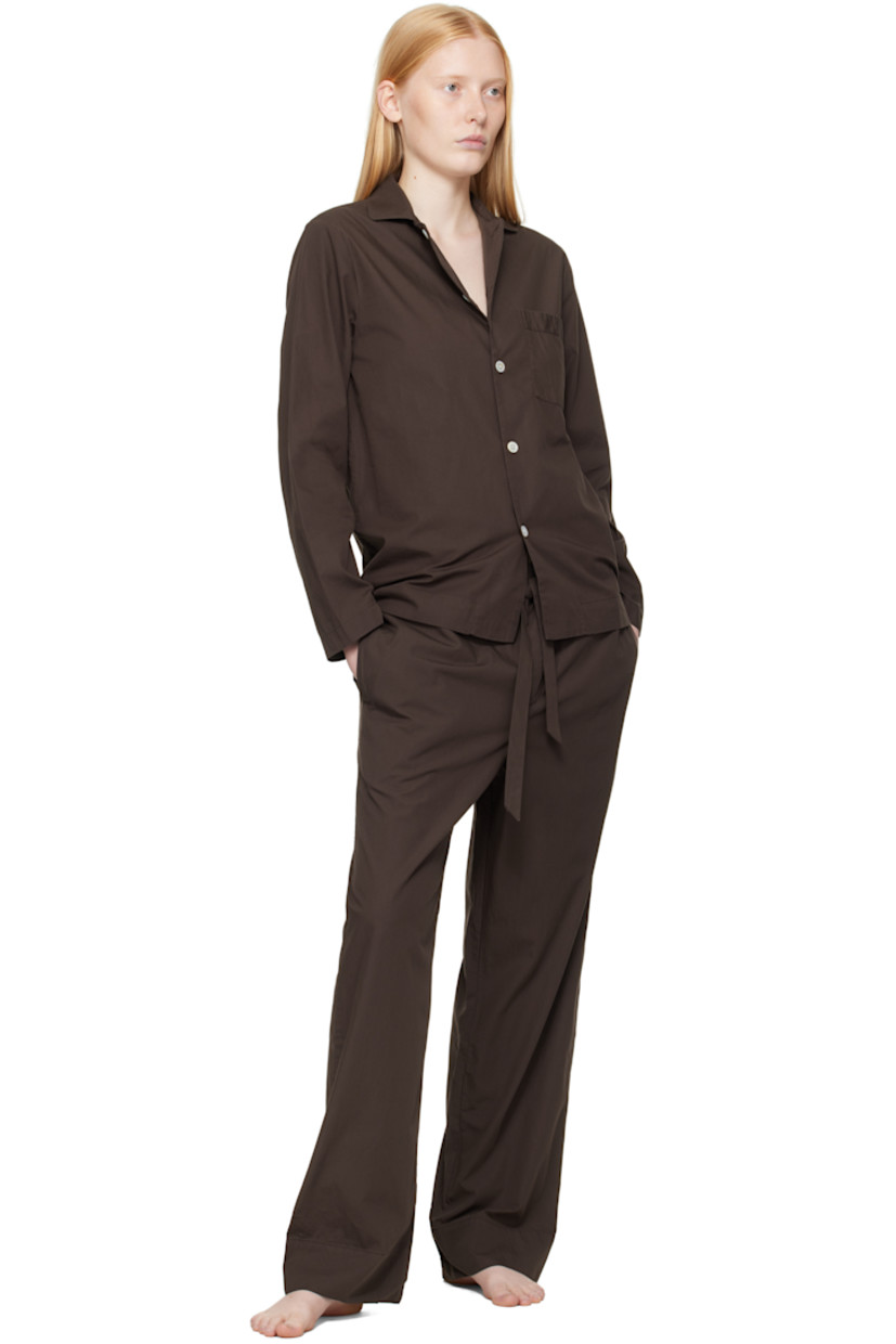 Lightweight organic cotton poplin pyjama pants. 

· Certified OEKO-TEX® Standard 100
· Straight-leg and loose-fit
· Stonewashed
· Drawstring at elasticized waistband
· Three-pocket styling
· Button fly
· Logo patch at back pocket
· French seams at interior
· Mother-of-pearl hardware

Supplier color: Coffee