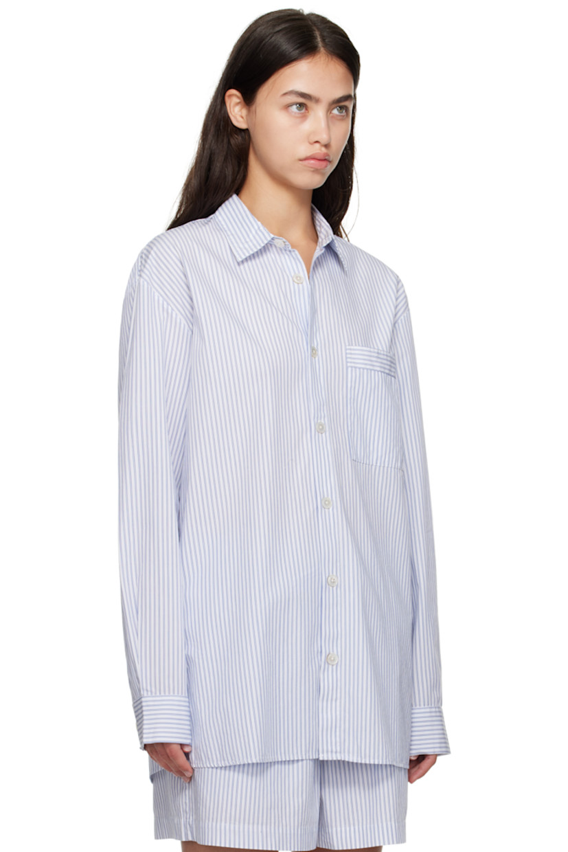 122 gsm organic cotton poplin pyjama shirt.

· GOTS-certified
· Stripes throughout
· Spread collar
· Button closure
· Patch pocket at chest
· Vented side seams
· Buttoned barrel cuffs
· Box pleat at back yoke
· Mother-of-pearl hardware

Supplier color: Orchid stripes