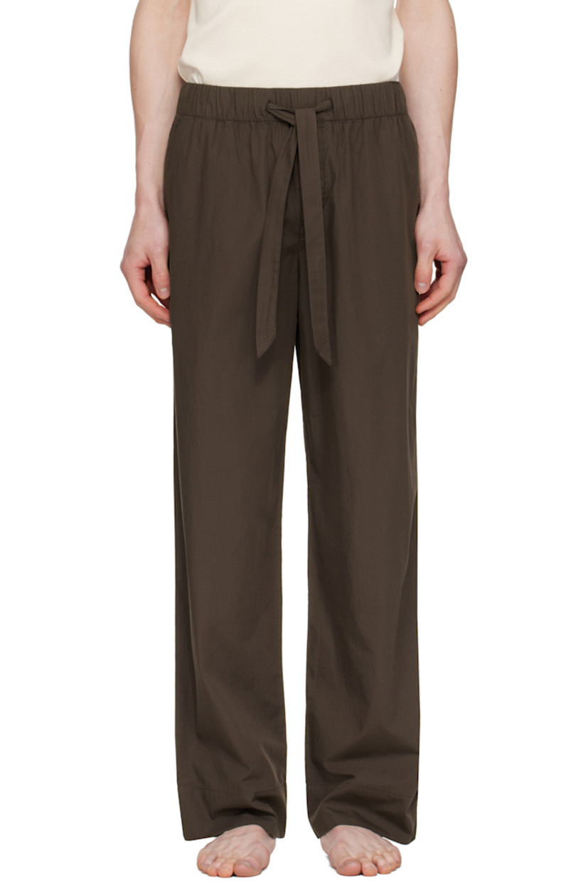 Lightweight organic cotton poplin pyjama pants. 

· Certified OEKO-TEX® Standard 100
· Straight-leg and loose-fit 
· Stonewashed
· Drawstring at elasticized waistband
· Three-pocket styling
· Button fly
· Logo patch at back pocket
· French seams at interior
· Mother-of-pearl hardware

Supplier color: Coffee