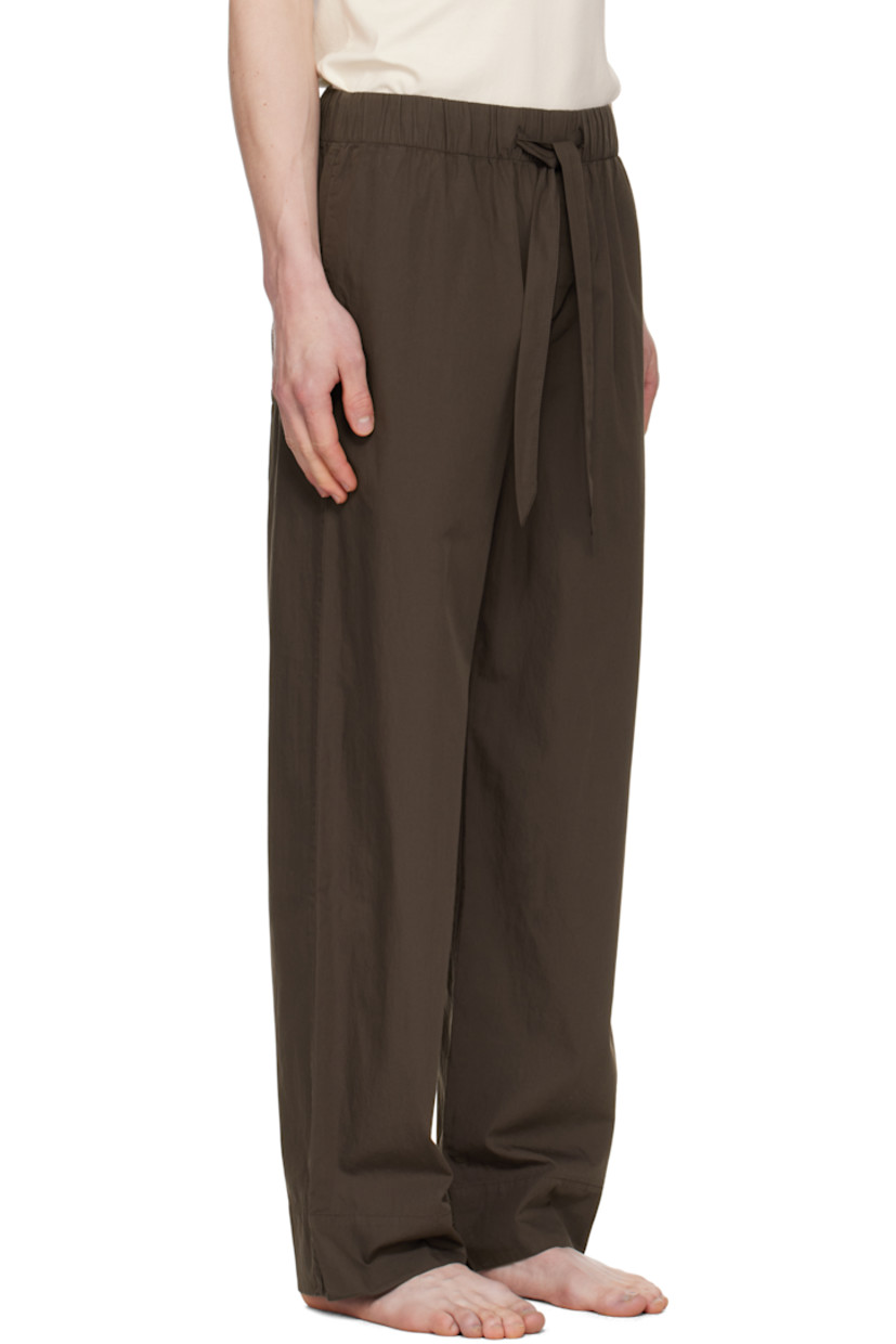 Lightweight organic cotton poplin pyjama pants. 

· Certified OEKO-TEX® Standard 100
· Straight-leg and loose-fit 
· Stonewashed
· Drawstring at elasticized waistband
· Three-pocket styling
· Button fly
· Logo patch at back pocket
· French seams at interior
· Mother-of-pearl hardware

Supplier color: Coffee