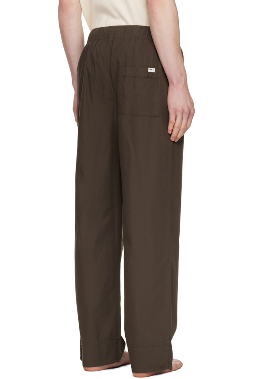 Lightweight organic cotton poplin pyjama pants. 

· Certified OEKO-TEX® Standard 100
· Straight-leg and loose-fit 
· Stonewashed
· Drawstring at elasticized waistband
· Three-pocket styling
· Button fly
· Logo patch at back pocket
· French seams at interior
· Mother-of-pearl hardware

Supplier color: Coffee