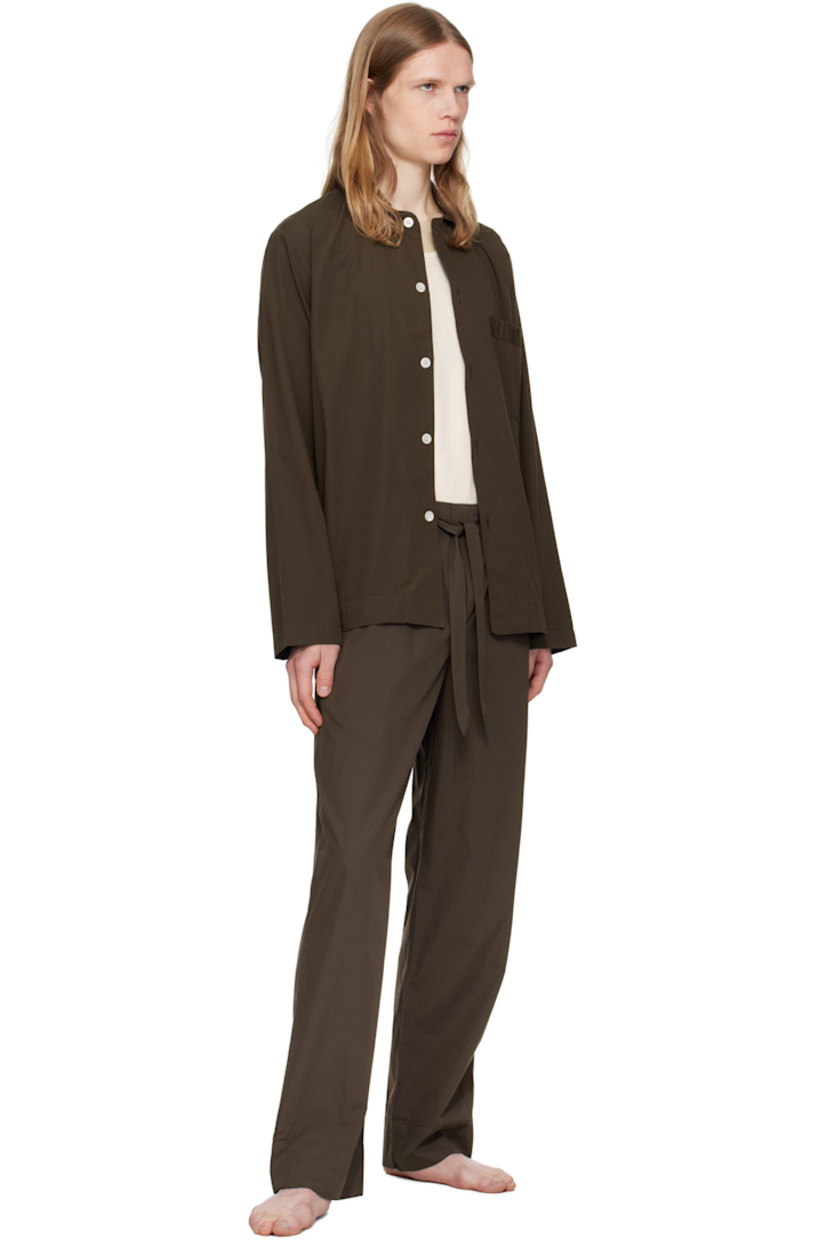 Lightweight organic cotton poplin pyjama pants. 

· Certified OEKO-TEX® Standard 100
· Straight-leg and loose-fit 
· Stonewashed
· Drawstring at elasticized waistband
· Three-pocket styling
· Button fly
· Logo patch at back pocket
· French seams at interior
· Mother-of-pearl hardware

Supplier color: Coffee