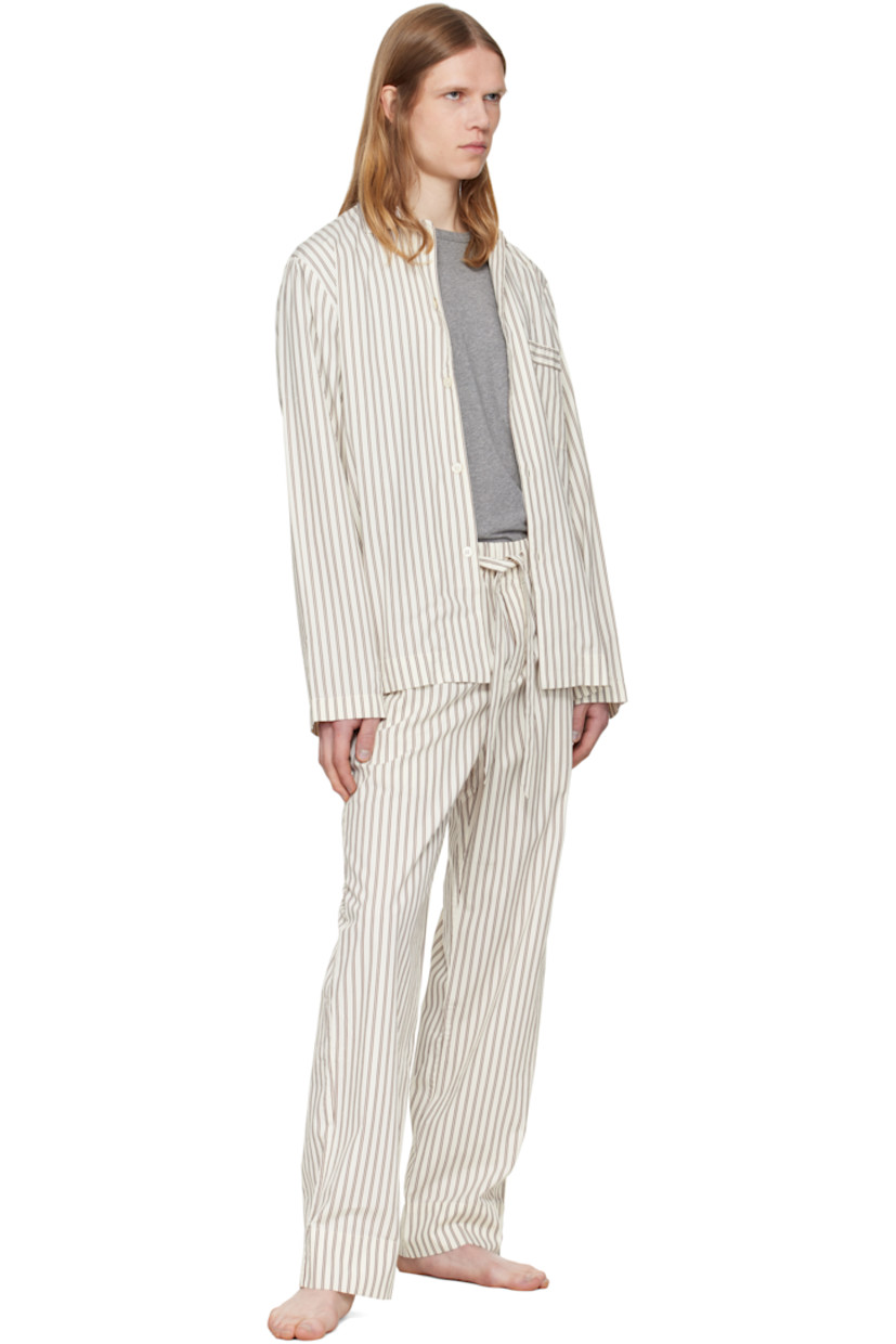 Lightweight organic cotton poplin pyjama shirt. Stripes throughout.

· Certified OEKO-TEX Standard 100
· Stonewashed
· Spread collar
· Button closure
· Patch pocket at chest
· French seams at interior
· Mother-of-pearl hardware

Supplier color: Hopper stripes