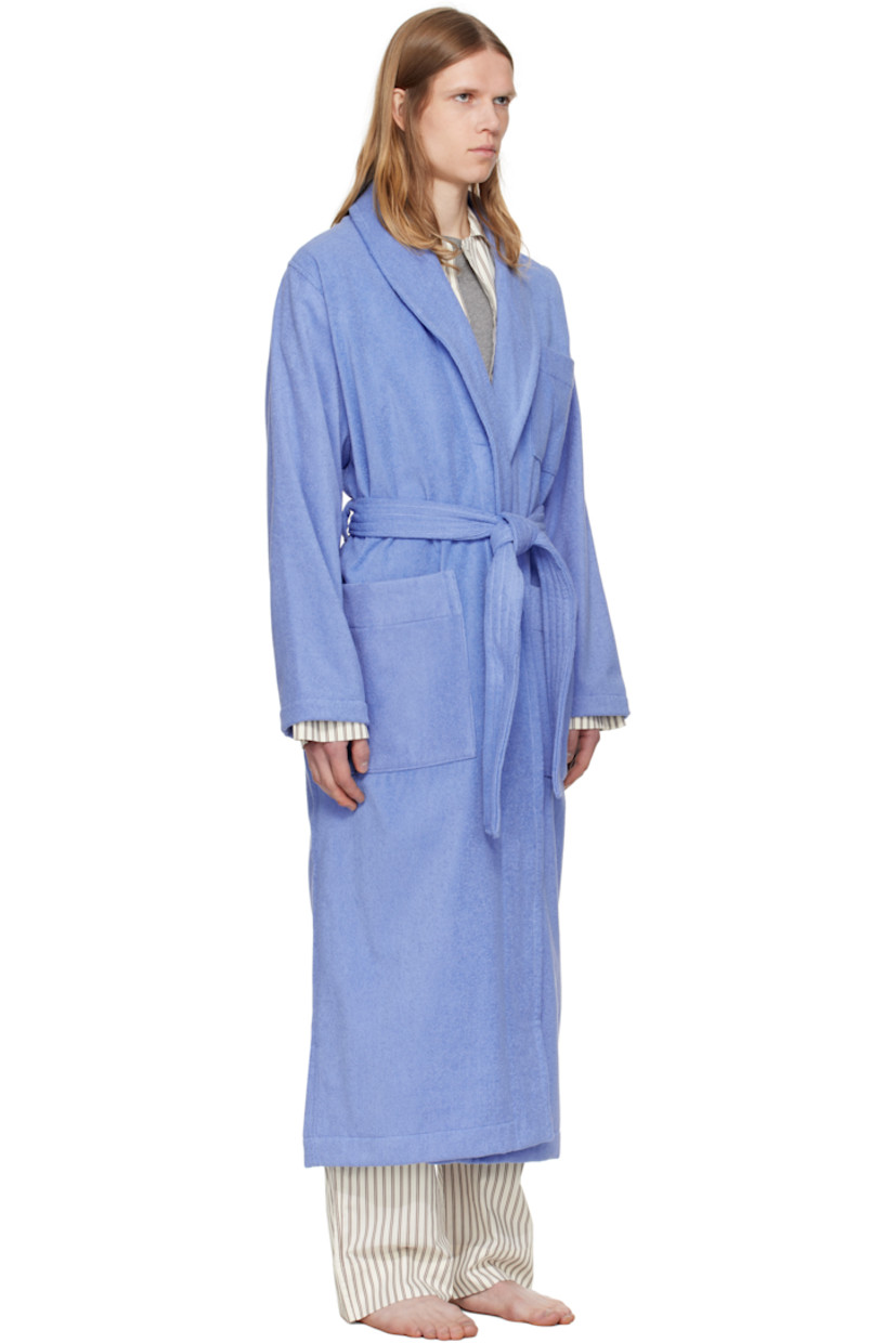 Heavyweight 385 gsm organic cotton terrycloth bathrobe. 

· Certified OEKO-TEX® Standard 100
· Shawl collar
· Open front
· Belt loops and detachable self-tie belt
· Patch pockets
· Logo flag at side seam
· Locker loop at inner collar

Supplier color: Clear blue