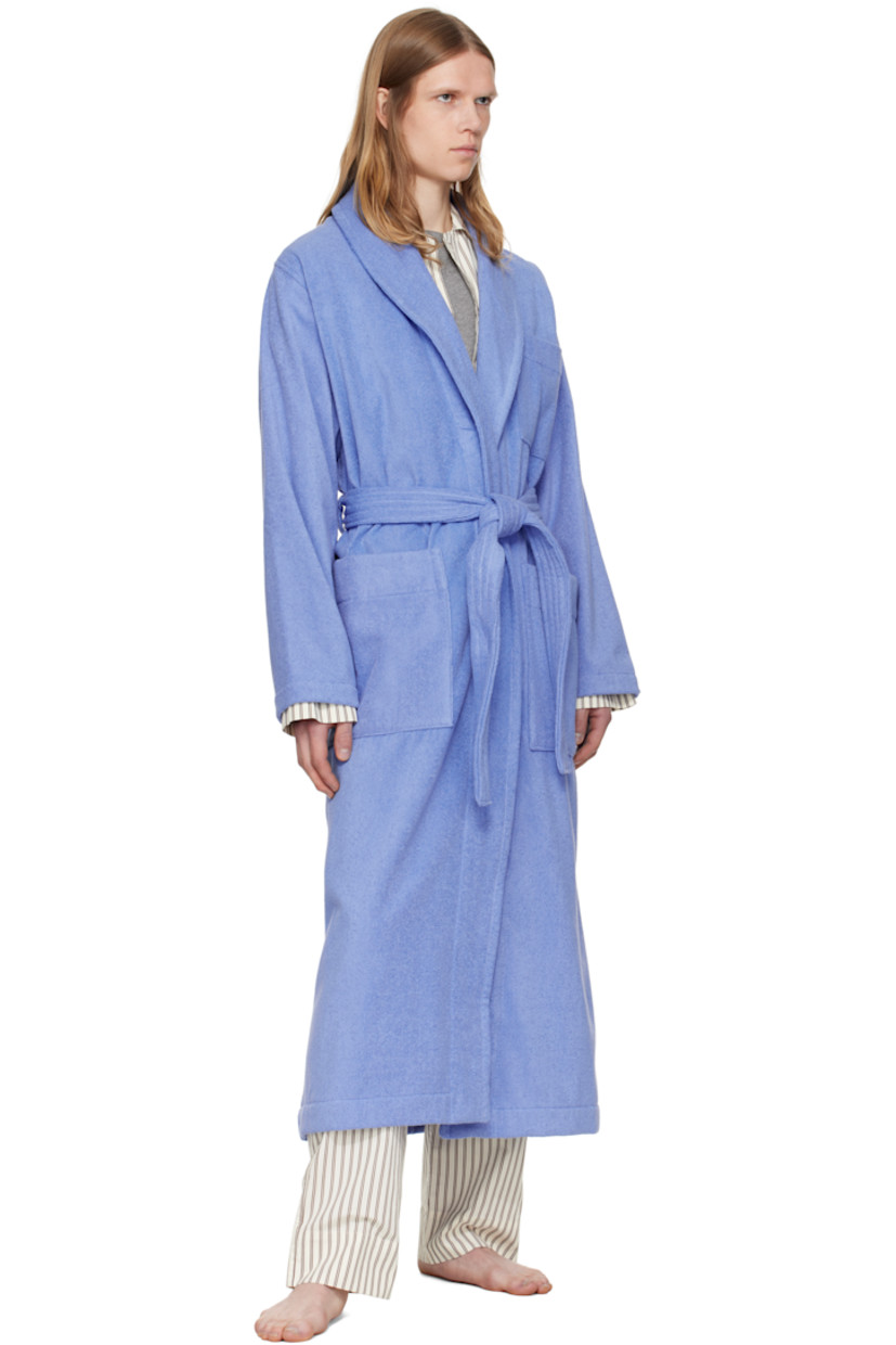 Heavyweight 385 gsm organic cotton terrycloth bathrobe. 

· Certified OEKO-TEX® Standard 100
· Shawl collar
· Open front
· Belt loops and detachable self-tie belt
· Patch pockets
· Logo flag at side seam
· Locker loop at inner collar

Supplier color: Clear blue