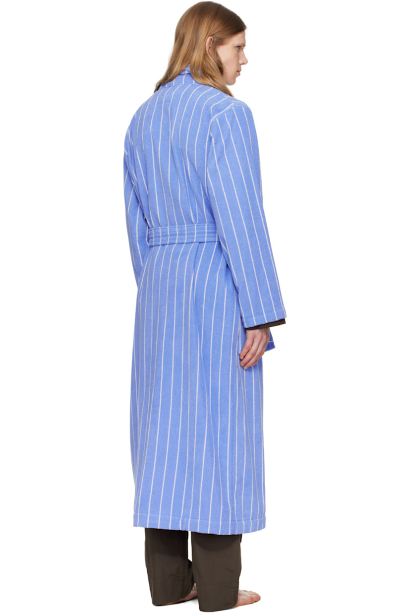 Heavyweight 385 gsm organic cotton terrycloth bathrobe. Stripes throughout.

· Certified OEKO-TEX® Standard 100
· Shawl collar
· Open front
· Belt loops and detachable self-tie belt
· Patch pockets
· Logo flag at side seam
· Locker loop at inner collar

Supplier color: Marseille