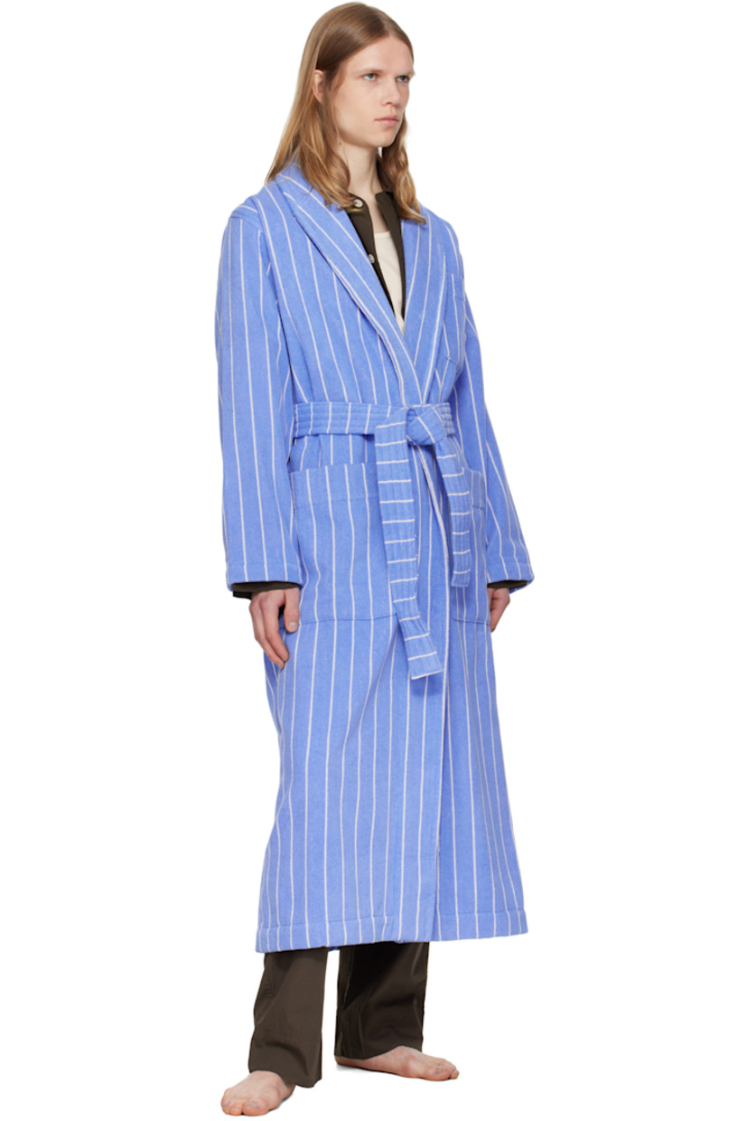 Heavyweight 385 gsm organic cotton terrycloth bathrobe. Stripes throughout.

· Certified OEKO-TEX® Standard 100
· Shawl collar
· Open front
· Belt loops and detachable self-tie belt
· Patch pockets
· Logo flag at side seam
· Locker loop at inner collar

Supplier color: Marseille