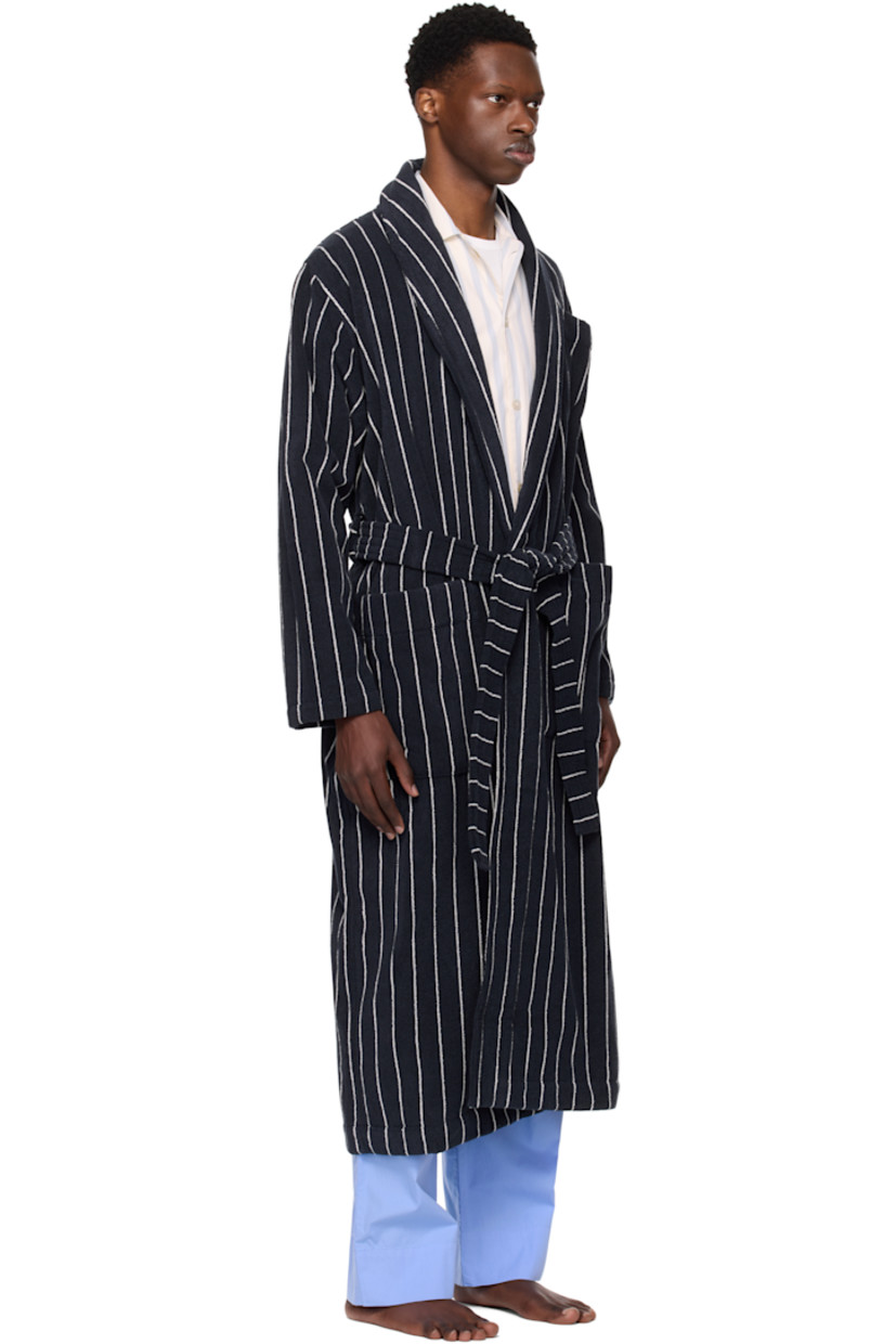 Heavyweight 385 gsm organic cotton French Terry bathrobe. Stripes throughout.

· Certified OEKO-TEX® Standard 100
· Shawl collar
· Open front
· Patch pockets
· Belt loops and detachable self-tie belt

Supplier color: Antwerp