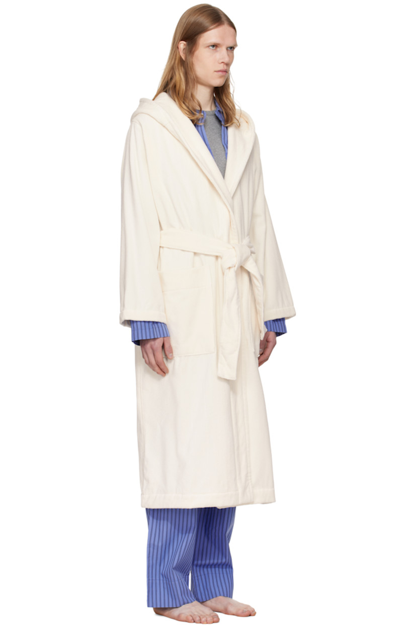 Heavyweight 385 gsm organic cotton terrycloth bathrobe. 

· Certified OEKO-TEX® Standard 100
· Hood at shawl collar
· Open front
· Belt loops and detachable self-tie belt
· Patch pockets
· Logo flag at side seam
· Locker loop at inner collar

Supplier color: Ivory