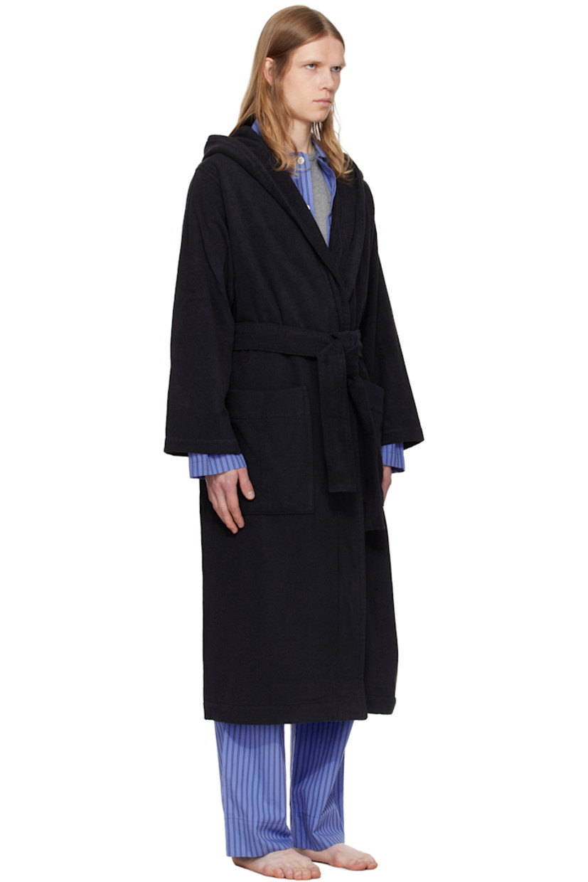 Heavyweight 385 gsm organic cotton terrycloth bathrobe.

· Certified OEKO-TEX® Standard 100
· Hood at shawl collar
· Open front
· Belt loops and detachable self-tie belt
· Patch pockets
· Logo flag at side seam
· Locker loop at inner collar

Supplier color: Black