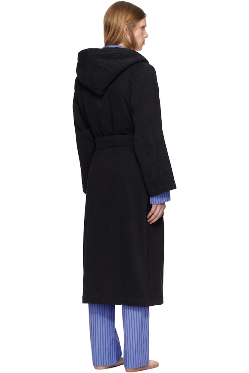 Heavyweight 385 gsm organic cotton terrycloth bathrobe.

· Certified OEKO-TEX® Standard 100
· Hood at shawl collar
· Open front
· Belt loops and detachable self-tie belt
· Patch pockets
· Logo flag at side seam
· Locker loop at inner collar

Supplier color: Black