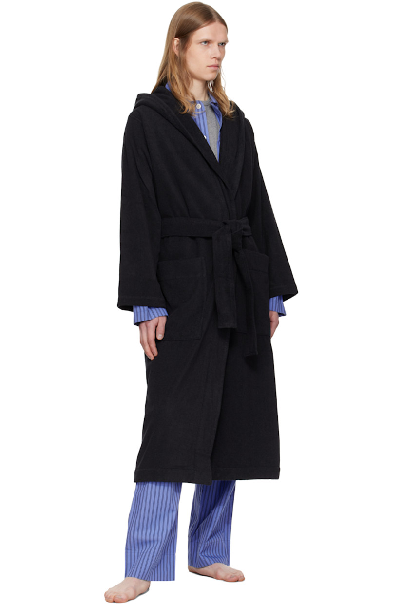Heavyweight 385 gsm organic cotton terrycloth bathrobe.

· Certified OEKO-TEX® Standard 100
· Hood at shawl collar
· Open front
· Belt loops and detachable self-tie belt
· Patch pockets
· Logo flag at side seam
· Locker loop at inner collar

Supplier color: Black