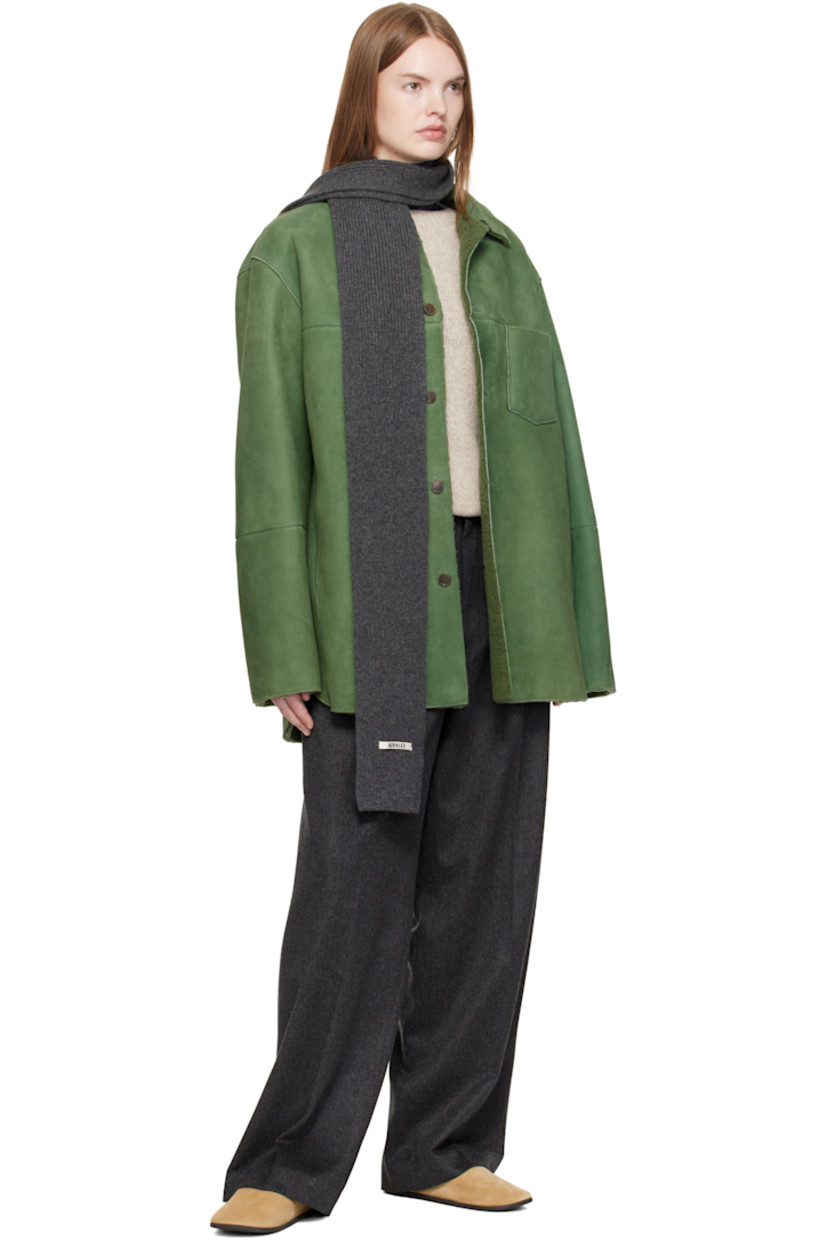 Rectangular knit cashmere scarf. 

· Logo patch at end
· L60" x W5"

Supplier color: Charcoal