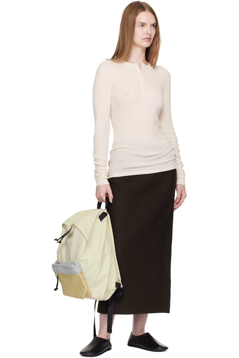 Nylon canvas backpack.

· 210 denier
· Fixed webbing and leather carry handle
· Adjustable padded shoulder straps
· Zip compartment at face
· Two-way zip closure
· Laptop compartment at interior
· Canvas lining
· H18" x W12" x D5.5"

Part of the AURALEE x AETA collaboration.

Supplier color: Ivory/Beige