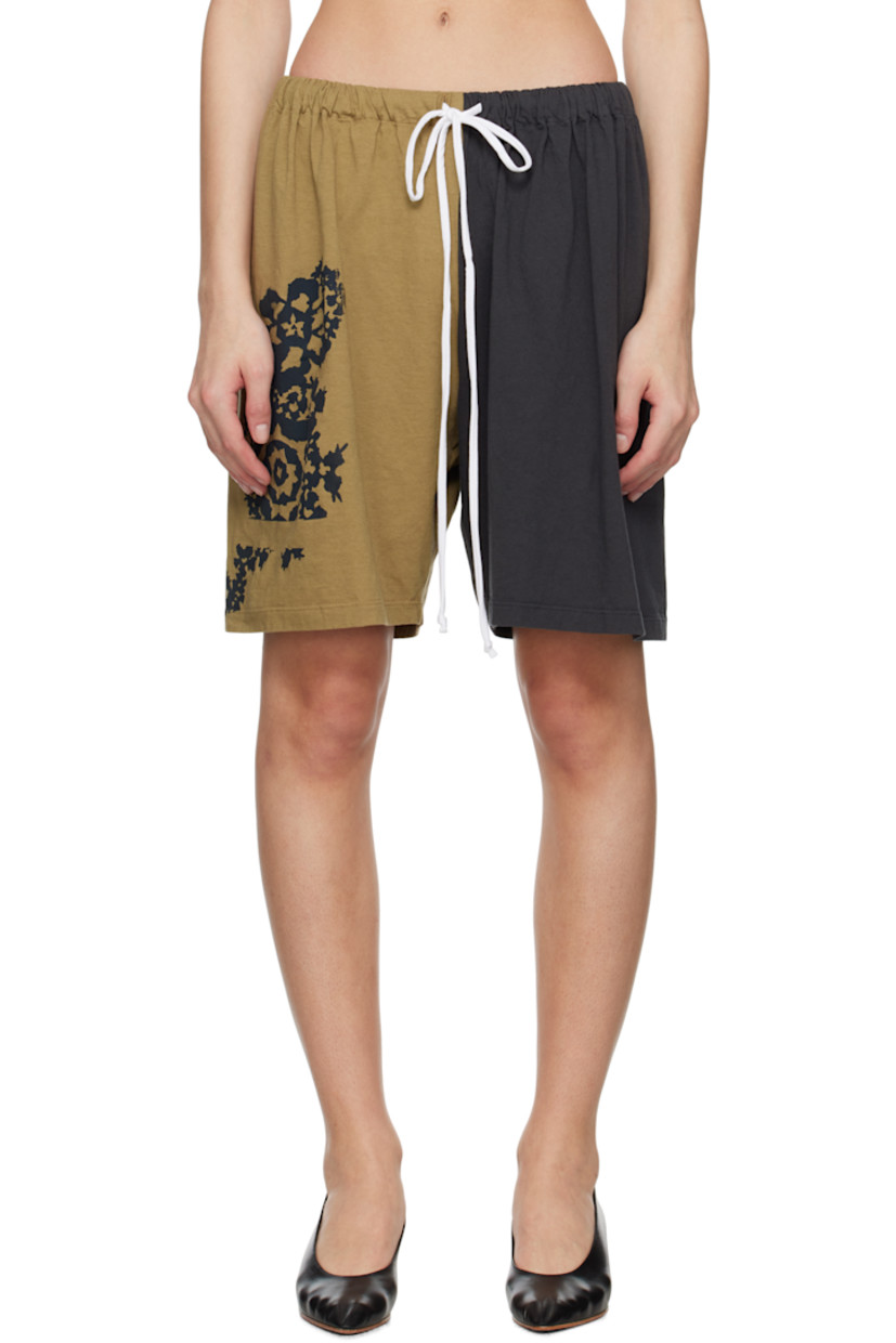 Cotton jersey shorts.

· Drawstring at elasticized waistband
· Two-pocket styling
· Graphic printed at outseam 
· Rolled edges at back pockets

Supplier color: Bale