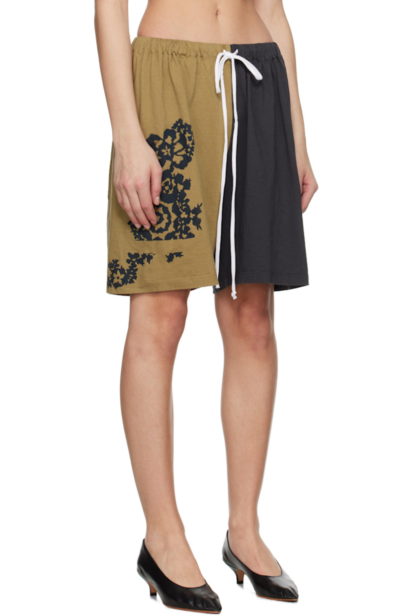 Cotton jersey shorts.

· Drawstring at elasticized waistband
· Two-pocket styling
· Graphic printed at outseam 
· Rolled edges at back pockets

Supplier color: Bale