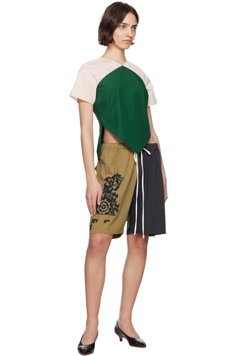 Cotton jersey shorts.

· Drawstring at elasticized waistband
· Two-pocket styling
· Graphic printed at outseam 
· Rolled edges at back pockets

Supplier color: Bale