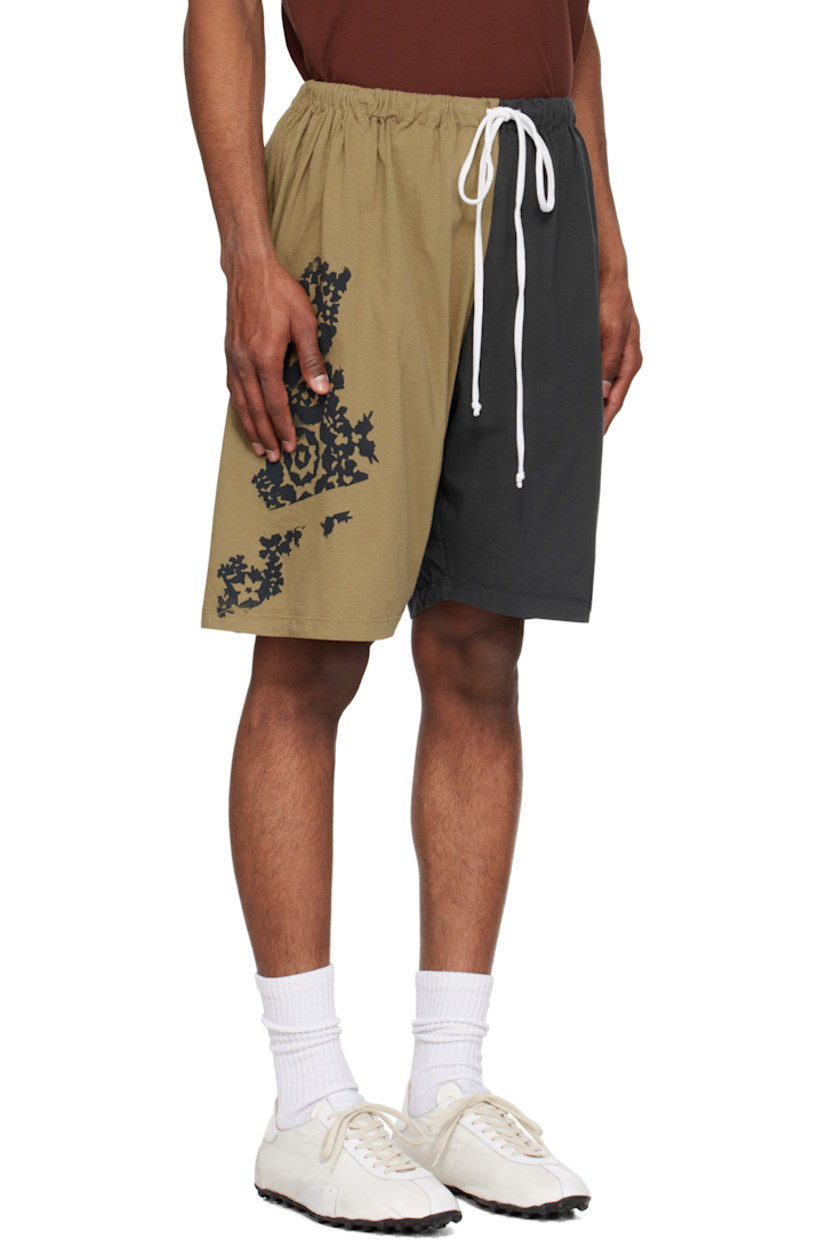 Cotton jersey shorts.

· Drawstring at elasticized waistband
· Two-pocket styling
· Graphic printed at outseam
· Rolled edges at back pockets

Supplier color: Bale