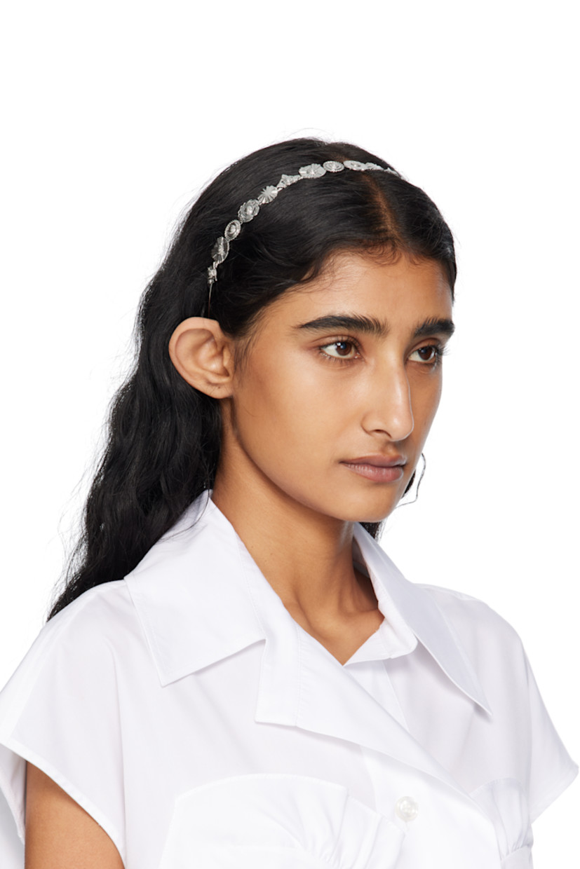 Headband in silver-tone brass.

· Graphic hardware throughout
· D5.5"

Supplier color: Silver