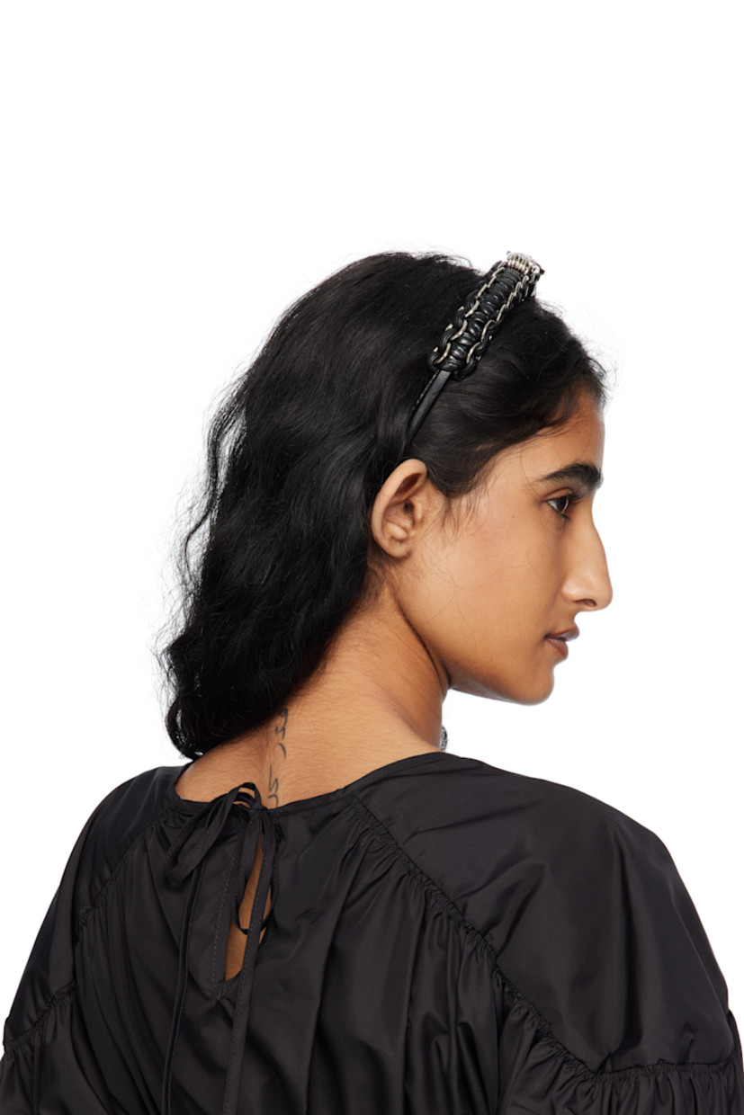 Braided buffed leather headband.

· O-rings throughout
· Graphic hardware at face
· D5.5"

Supplier color: Black