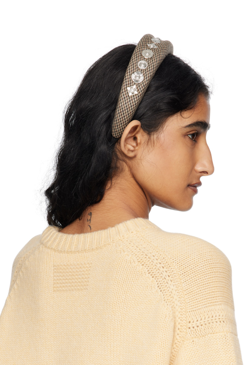 Padded flannel headband.

· Houndstooth pattern throughout
· Graphic hardware at face
· D6"

Supplier color: Brown