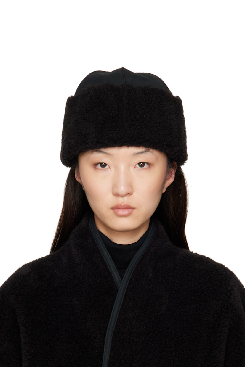Faux-suede and fleece hat.

· Pinched seams throughout
· Fleece lining

Supplier color: Black