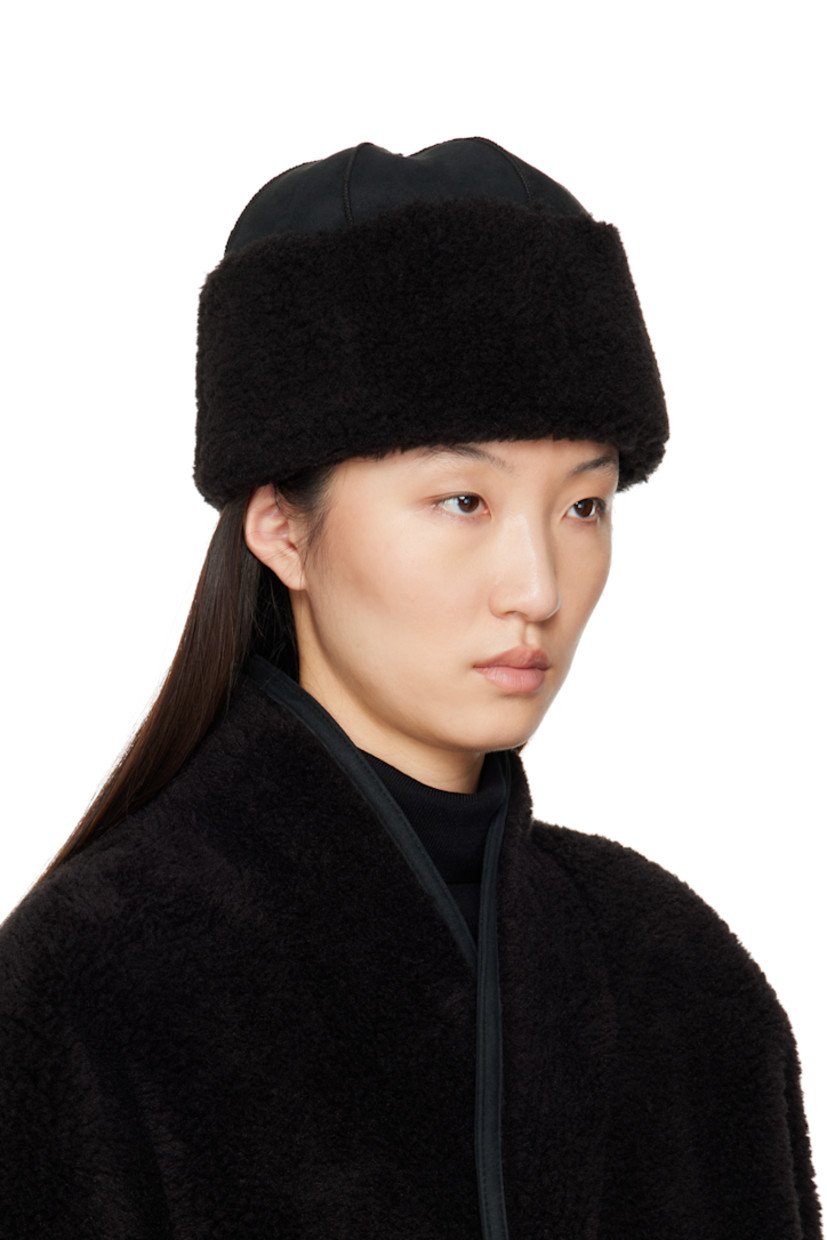 Faux-suede and fleece hat.

· Pinched seams throughout
· Fleece lining

Supplier color: Black