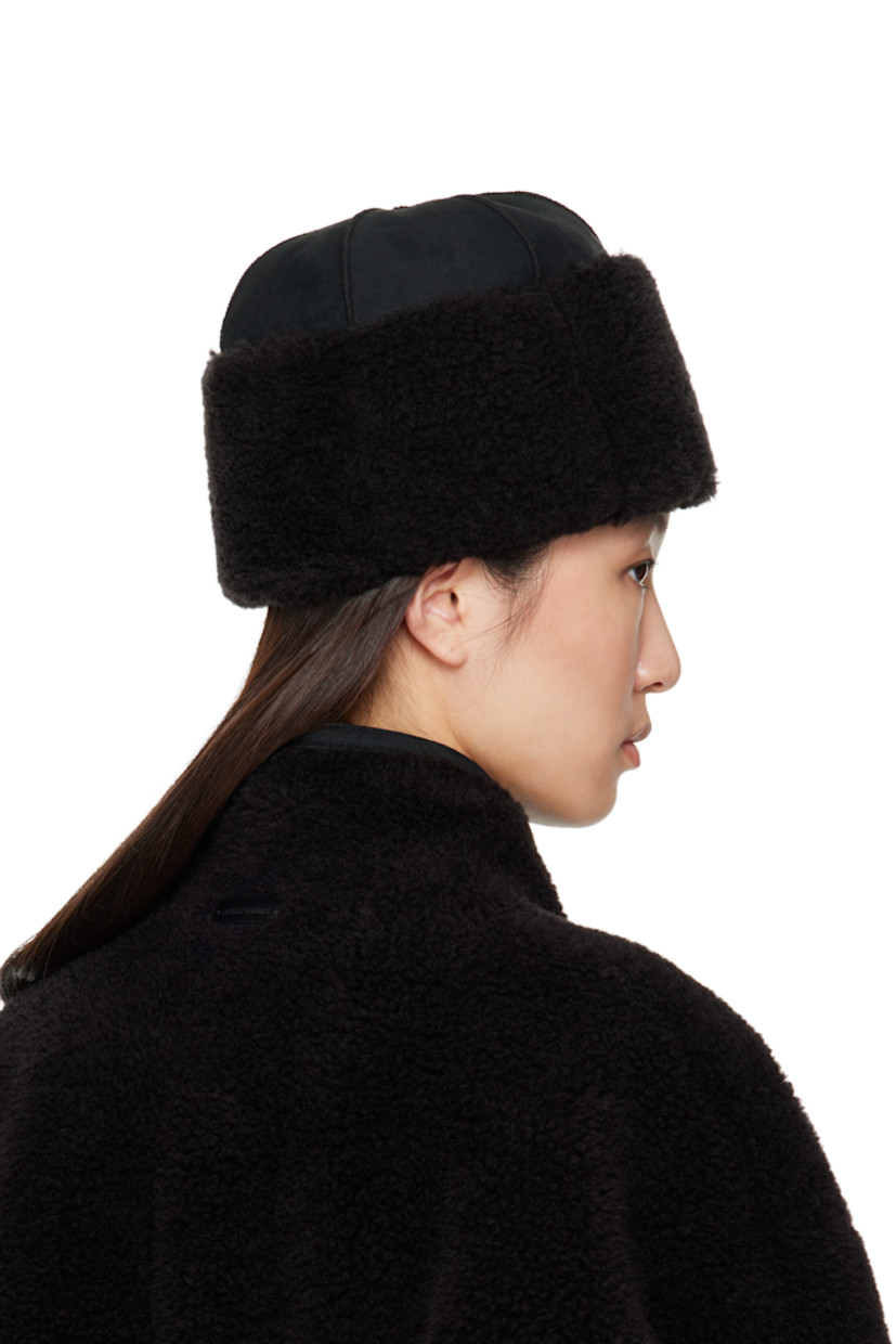 Faux-suede and fleece hat.

· Pinched seams throughout
· Fleece lining

Supplier color: Black