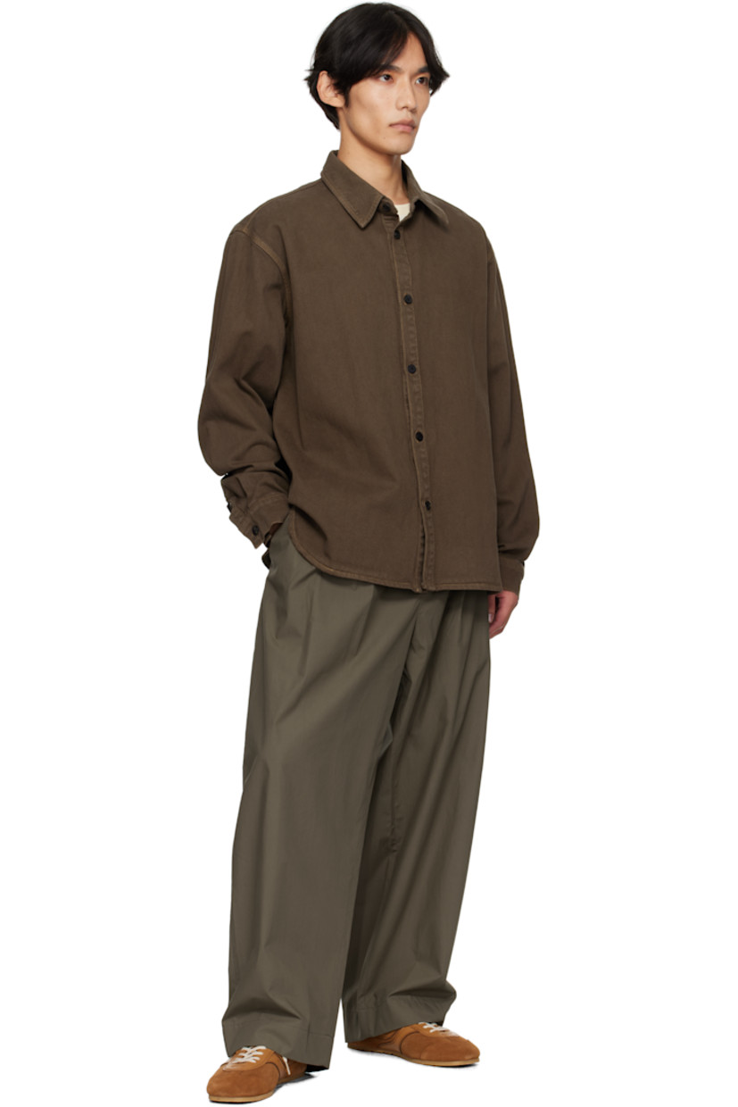 Non-stretch denim shirt.

· Spread collar 
· Button closure
· Shirttail hem 
· Dropped shoulders
· Buttoned barrel cuffs
· Logo hardware at back collar
· Central seam at back
· Contrast stitching in tan 

Supplier color: Brown