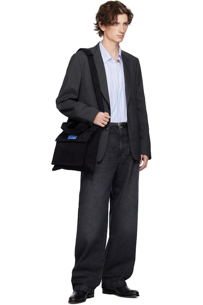Brushed twill messenger bag.

· Fixed carry handles
· Fixed shoulder strap
· Logo patch and flap pocket at face
· Zip closure
· Patch pocket at interior
· H14.5" x W13.5" x D1"

Supplier color: Brushed black twill