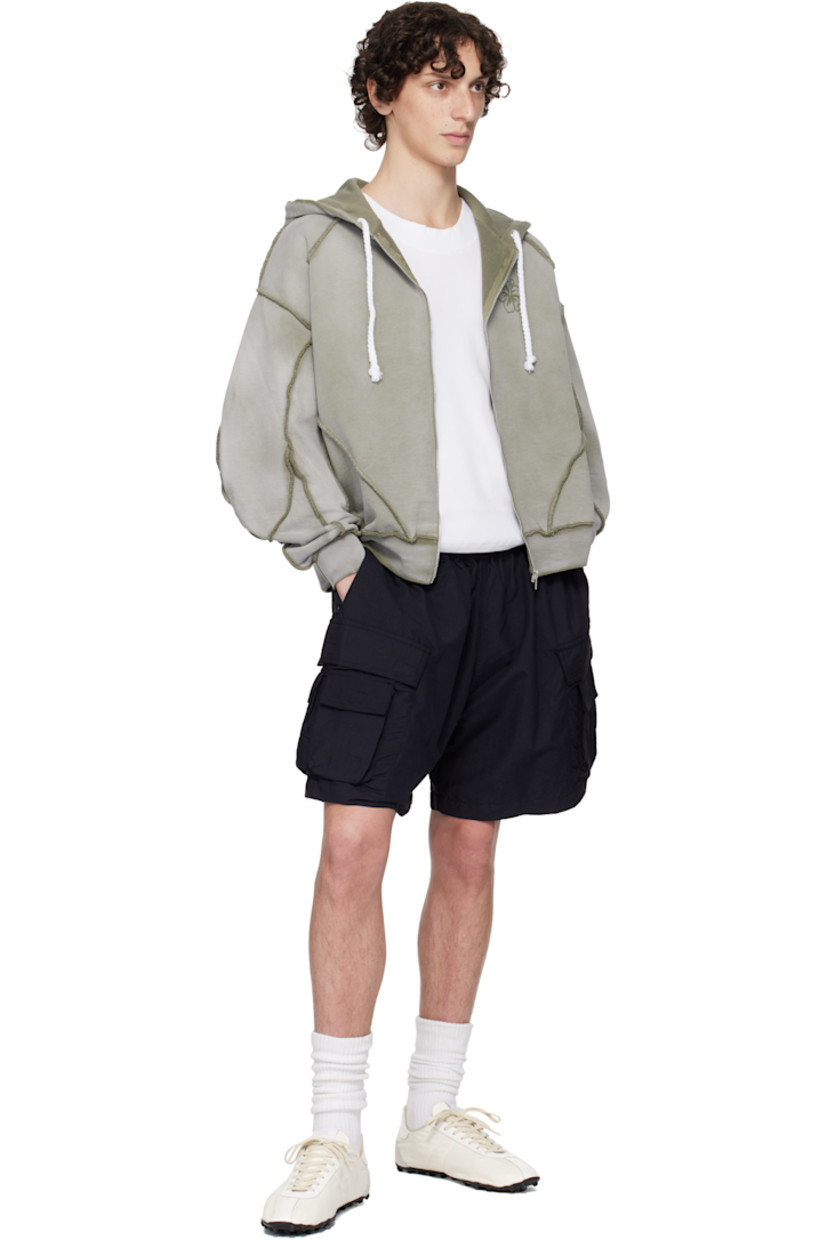 French terry hoodie. Exposed seams and fading throughout.

· Paneled construction
· Drawstring at hood
· Zip closure
· Logo graphic printed at chest
· Raglan sleeves
· Contrast stitching in khaki

Supplier color: Grey