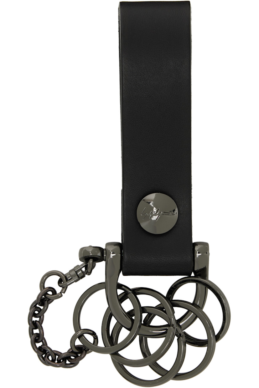 Keychain in gunmetal tone.

· D-ring with screw-on fastening
· Key rings at drop
· Buffed leather lanyard
· H4.5" x W1.5"

Part of the discord YOHJI YAMAMOTO collection.

Supplier color: Black