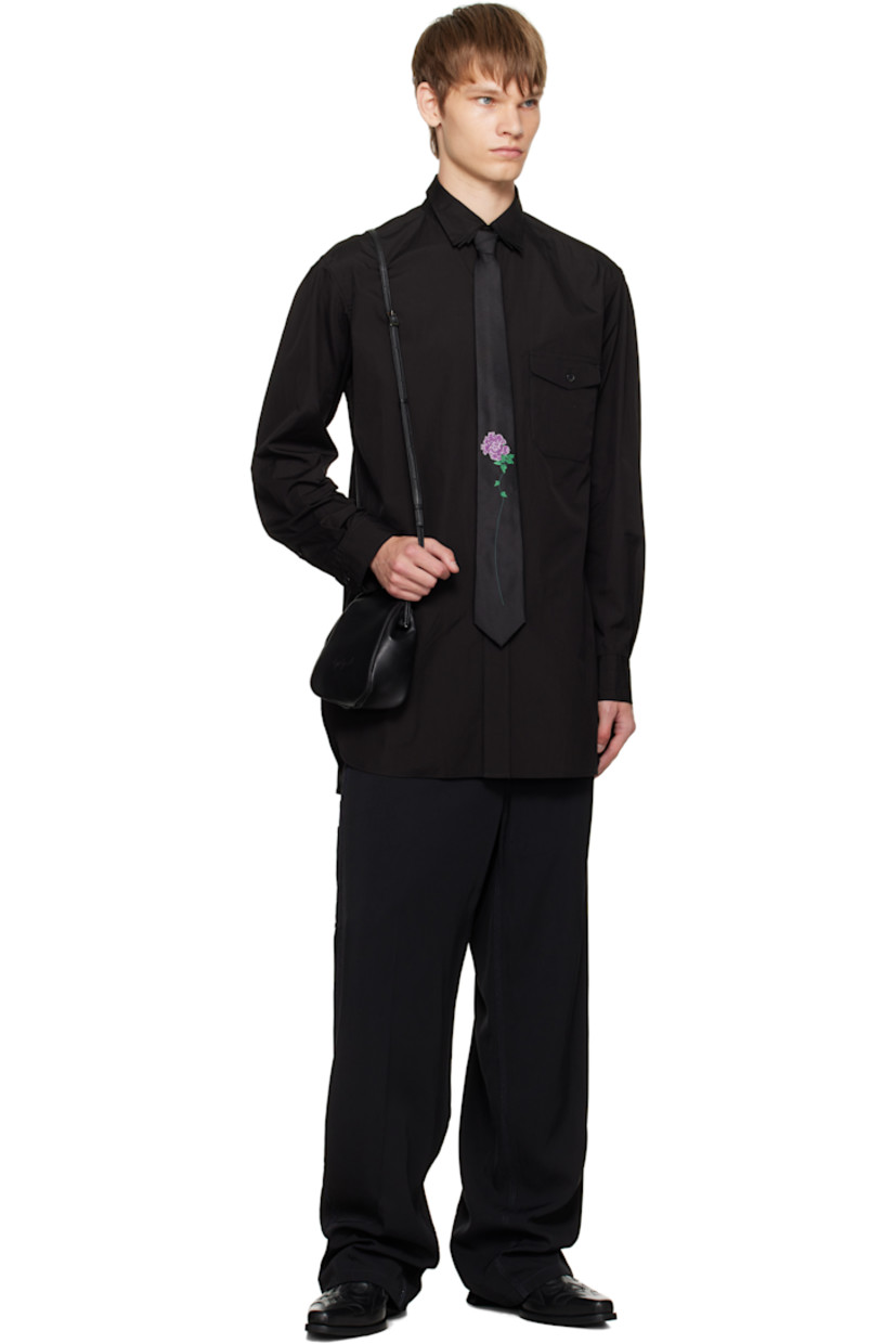 Grained leather shoulder bag.

· Adjustable and detachable crossbody strap
· Logo embossed at face
· Kiss-lock closure
· Patch pocket at interior
· Twill lining
· H7" x W5.5" x D3"

Supplier color: Black