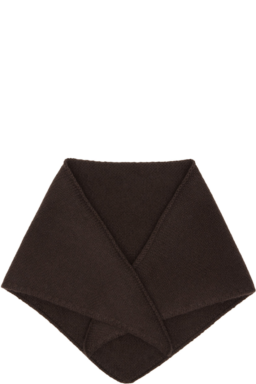 Triangular knit cashmere bandana-style scarf.

· Rolled edge at collar 
· L36" x W14"

Supplier color: Mocha
