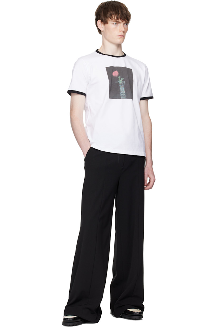Organic cotton jersey T-shirt.

· Contrast rib-knit crewneck and cuffs
· Graphic printed at front

Supplier color: White/Black Rose