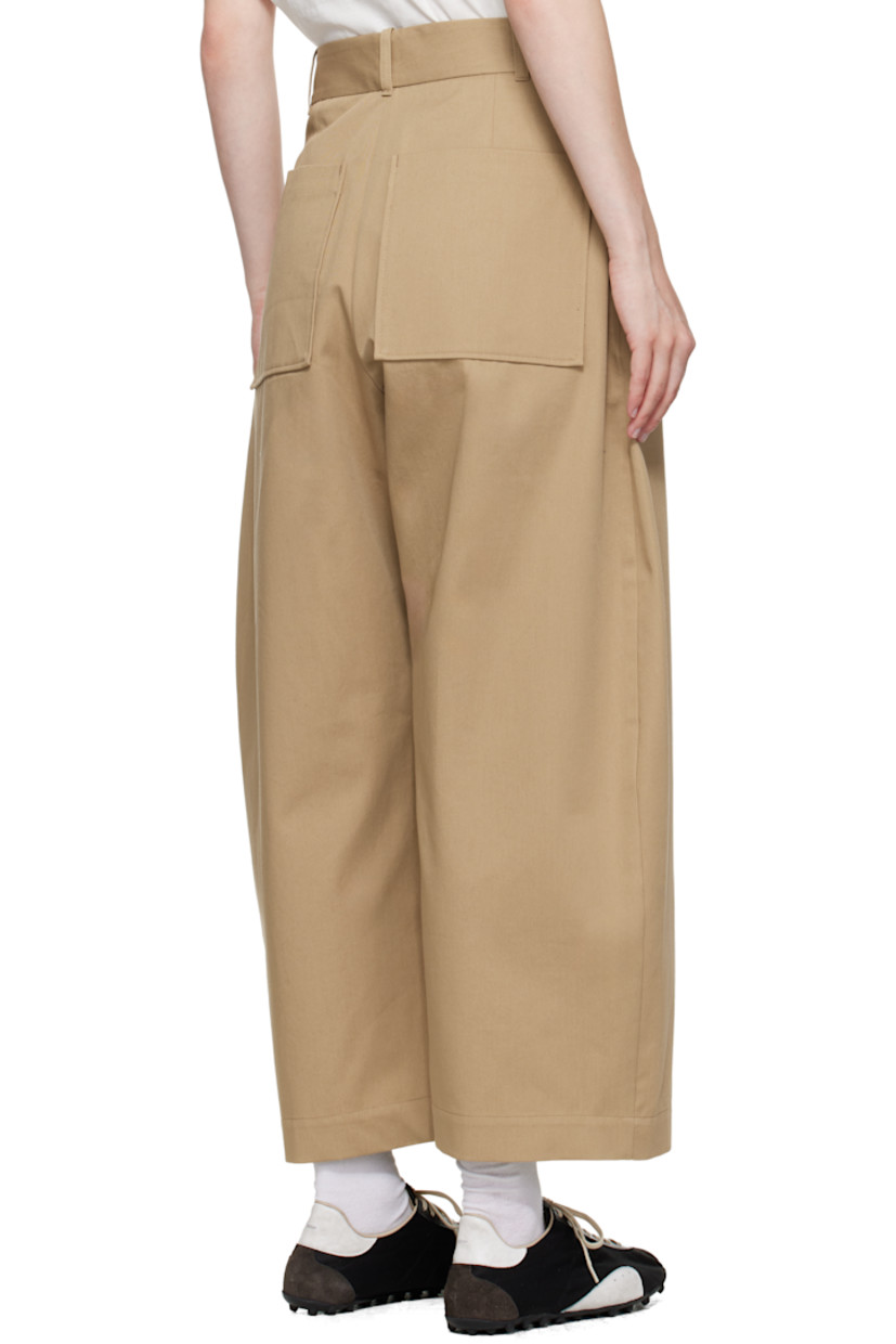 Cotton twill trousers.

· Wide-leg
· Belt loops
· Four-pocket styling
· Zip fly
· Cropped leg
· Dropped inseam

Supplier color: Reed
