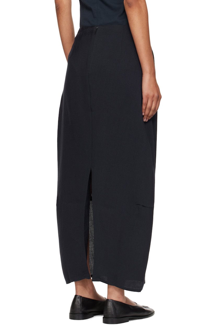 Twill midi skirt. 

· Wrinkle-resistant
· Central seam at front and back
· Two-pocket styling
· Concealed zip closure at back 
· Central vent at back hem 

Supplier color: Darkest navy