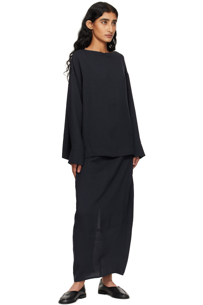 Twill midi skirt. 

· Wrinkle-resistant
· Central seam at front and back
· Two-pocket styling
· Concealed zip closure at back 
· Central vent at back hem 

Supplier color: Darkest navy