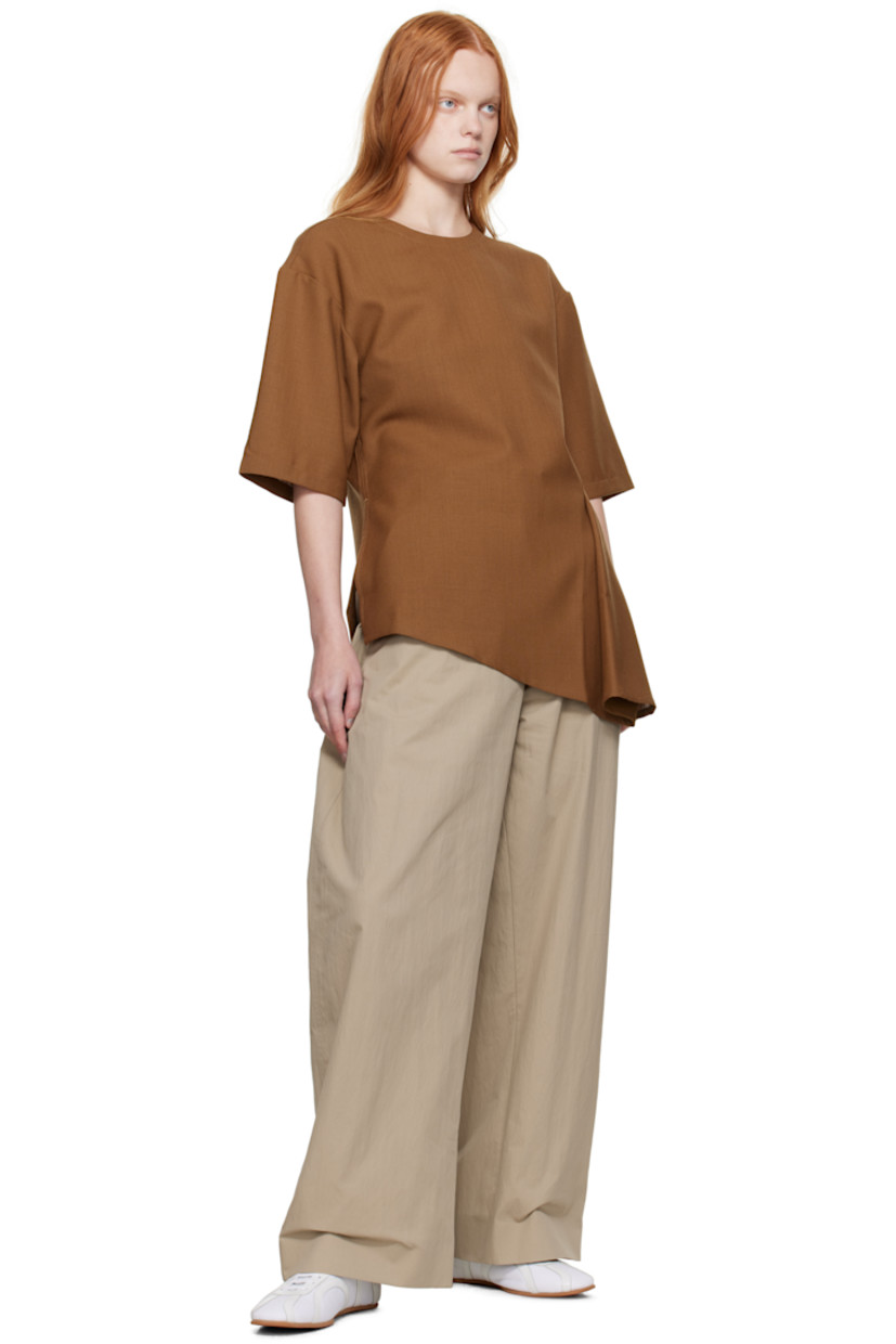 Wool canvas top.

· Crewneck
· Asymmetrical hem
· Vent at side seam
· Button fastening at back collar

Supplier color: Tobacco