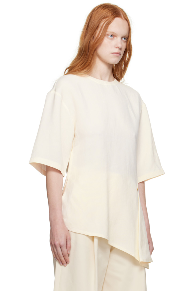 Wool canvas top.

· Crewneck
· Asymmetrical hem
· Vent at side seam
· Button fastening at back collar

Supplier color: Chalk