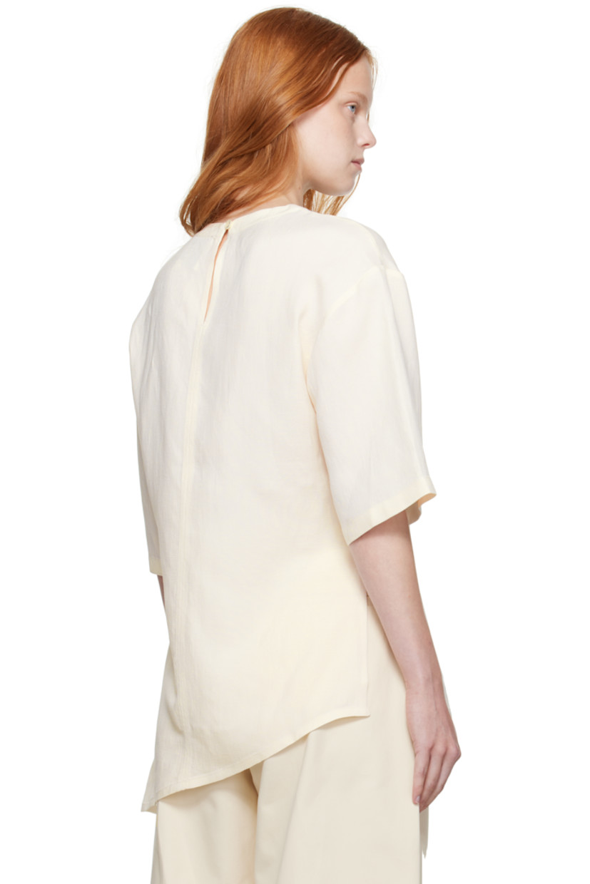 Wool canvas top.

· Crewneck
· Asymmetrical hem
· Vent at side seam
· Button fastening at back collar

Supplier color: Chalk