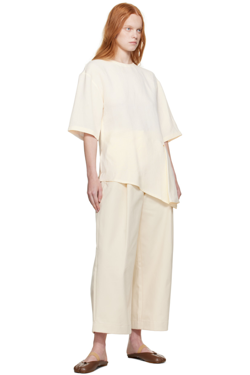Wool canvas top.

· Crewneck
· Asymmetrical hem
· Vent at side seam
· Button fastening at back collar

Supplier color: Chalk