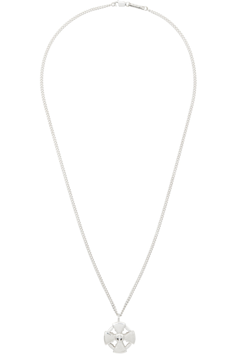 Curb chain necklace in sterling silver. 

· Sliding pendant
· Logo plaque at lobster-clasp fastening 
· L22"

Supplier color: 925 silver