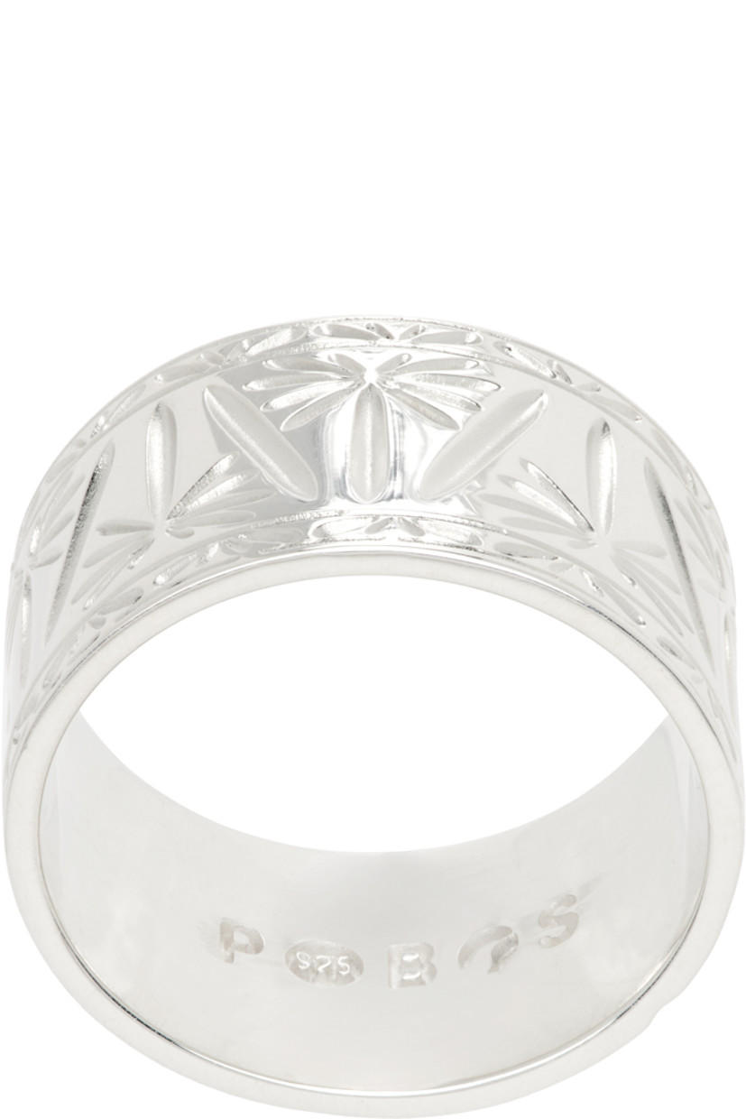 Band ring in sterling silver. 

· Pattern engraved throughout 
· Logo engraved at inner band

Supplier color: 925 silver