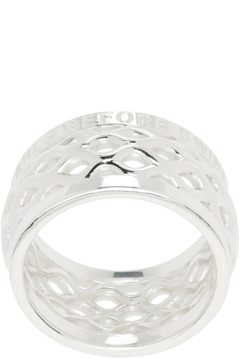Band ring in sterling silver. 

· Patterned cutouts throughout 
· Logo engraved at face

Supplier color: 925 silver